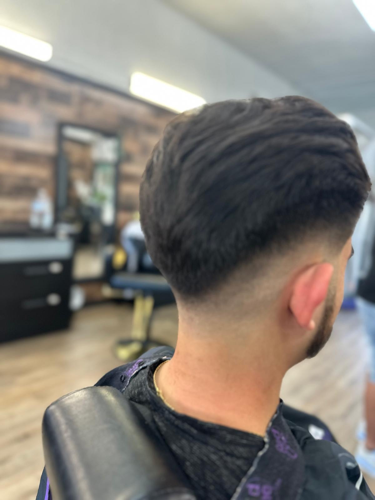 Corte de caballero degradado con textura, visto de espaldas.
